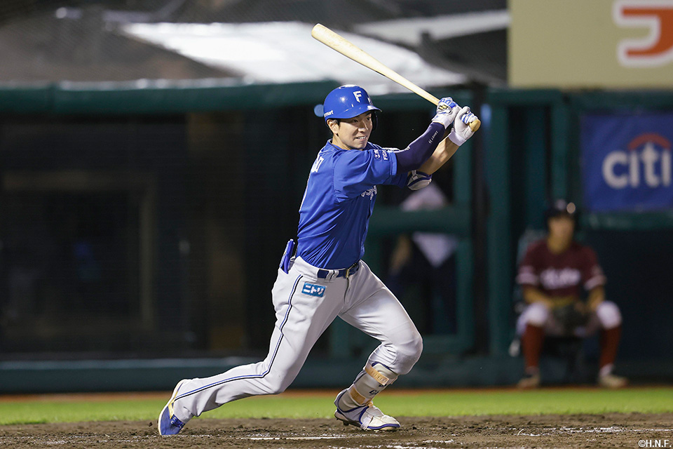 3回表、ライトへヒットを放つ松本剛選手