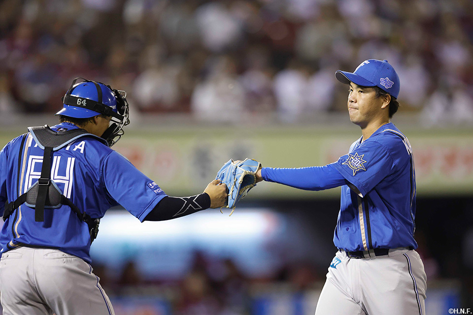 4回裏を三者凡退に抑えた金村投手と田宮選手