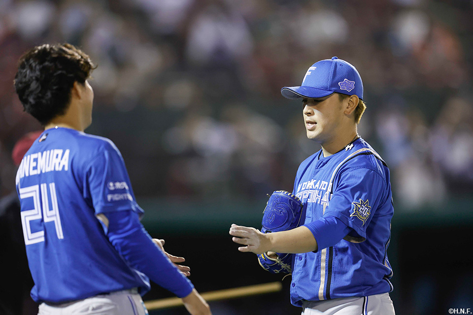 7回裏のピンチを抑えた河野投手を迎える金村投手