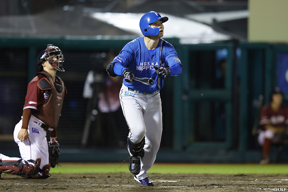 9回表、犠牲フライを放つ清宮選手