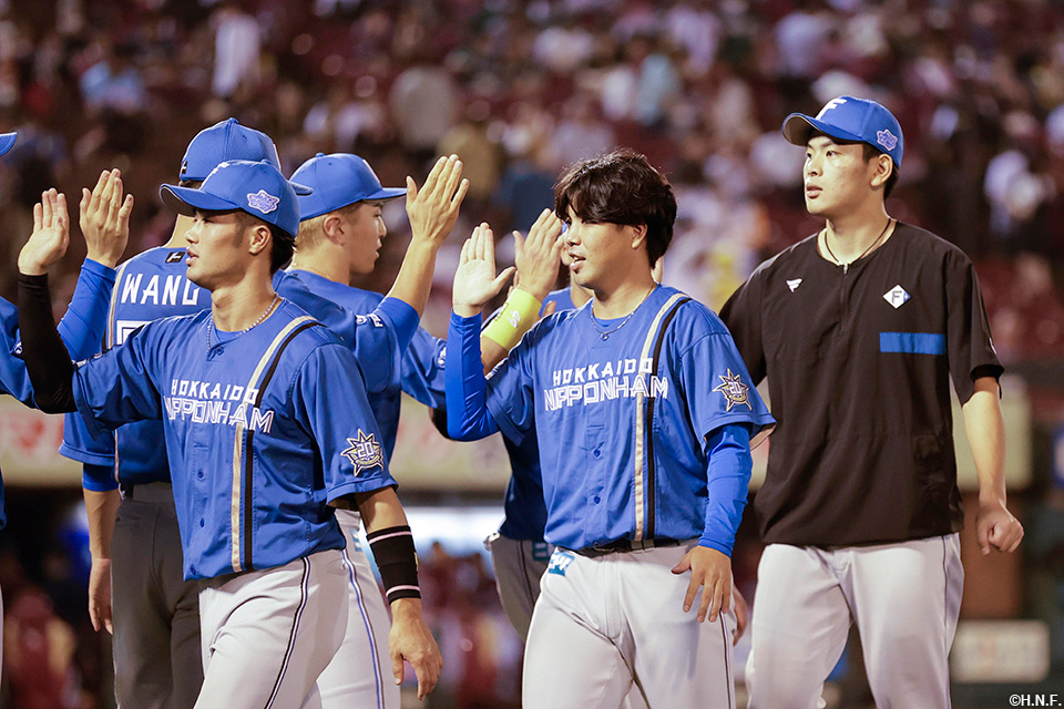 勝利のハイタッチ