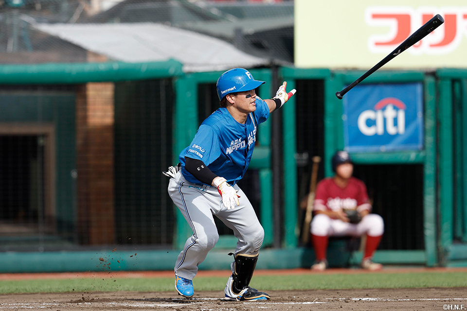 3回表、センターへヒットを放つ伏見選手