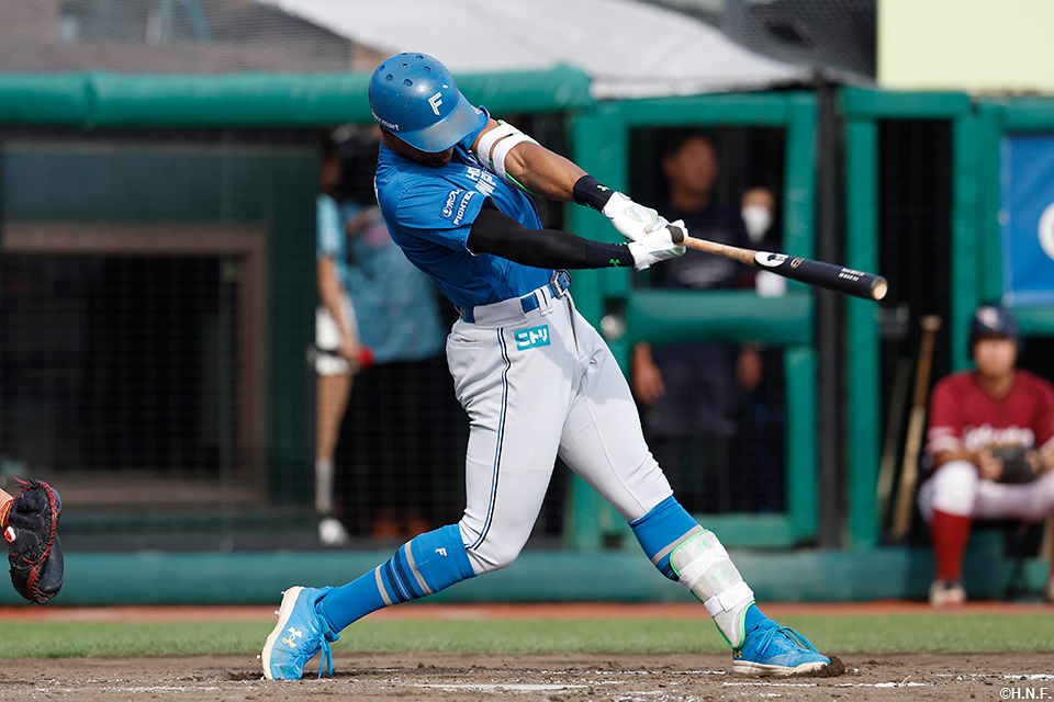 3回表、センターへヒットを放つ万波選手