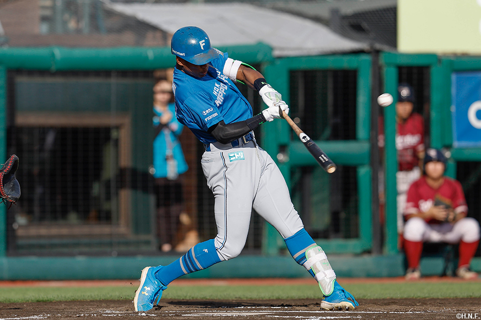 6回表、ソロ本塁打を放つ万波選手01