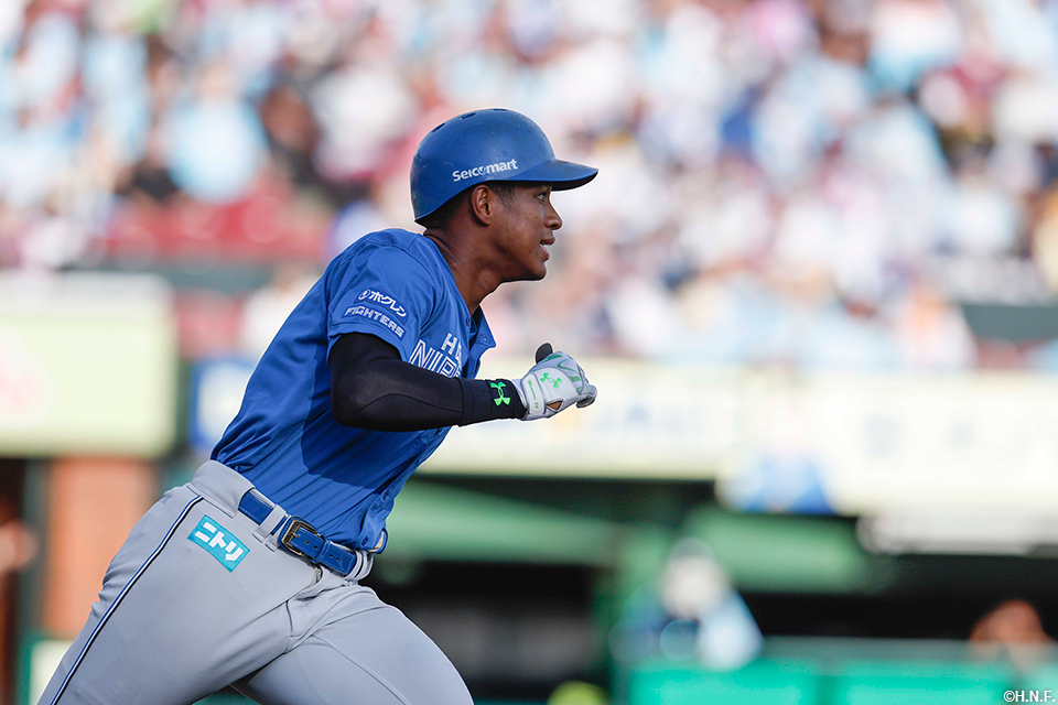 6回表、ソロ本塁打を放つ万波選手02