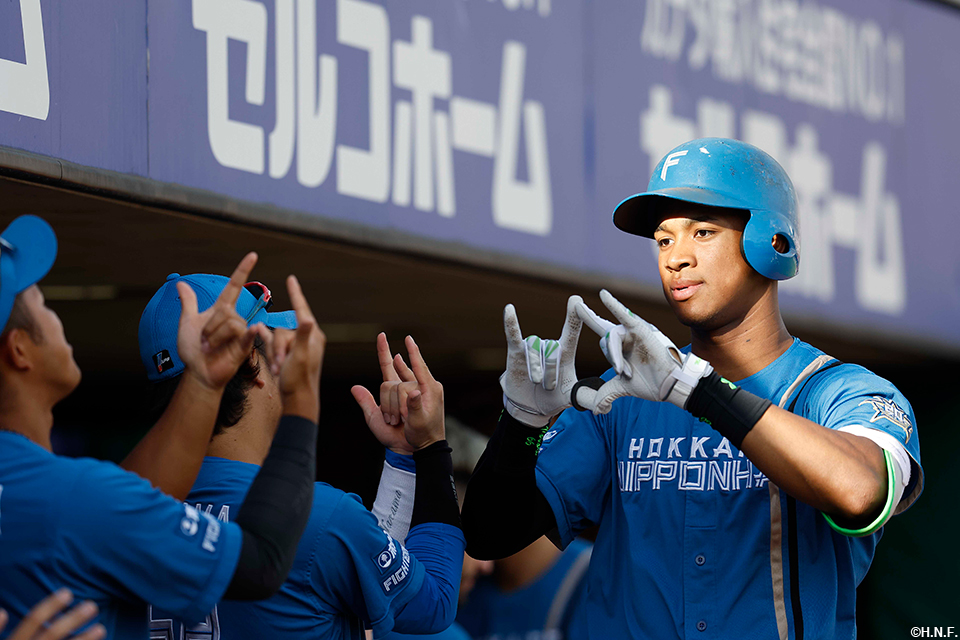 6回表、ソロ本塁打を放つ万波選手03