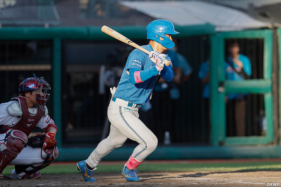 9回表、センターへヒットを放つ加藤豪選手