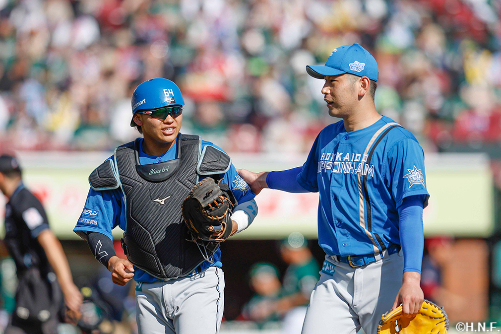 1回裏を抑えた加藤貴投手と田宮選手