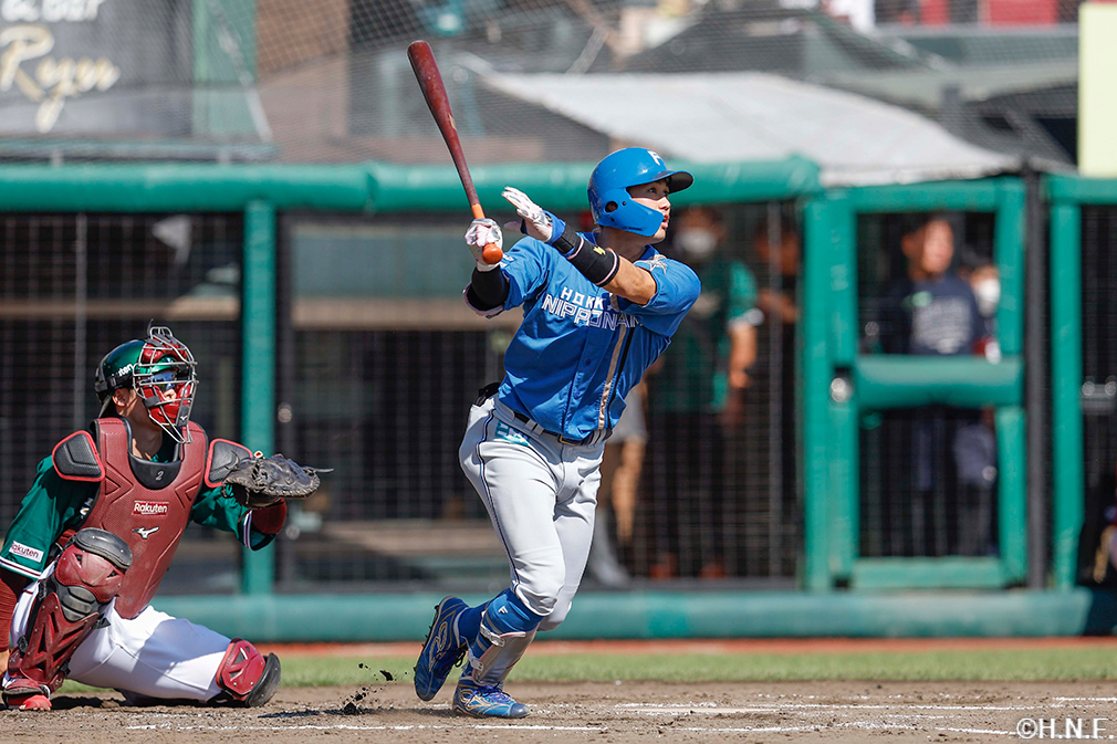 3回表、先制の適時二塁打を放つ細川選手01