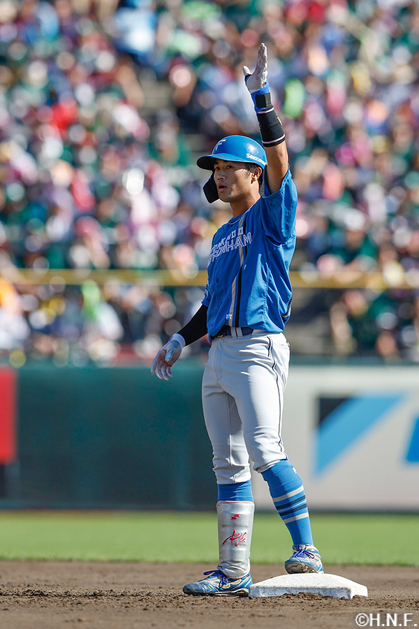 3回表、先制の適時二塁打を放つ細川選手02