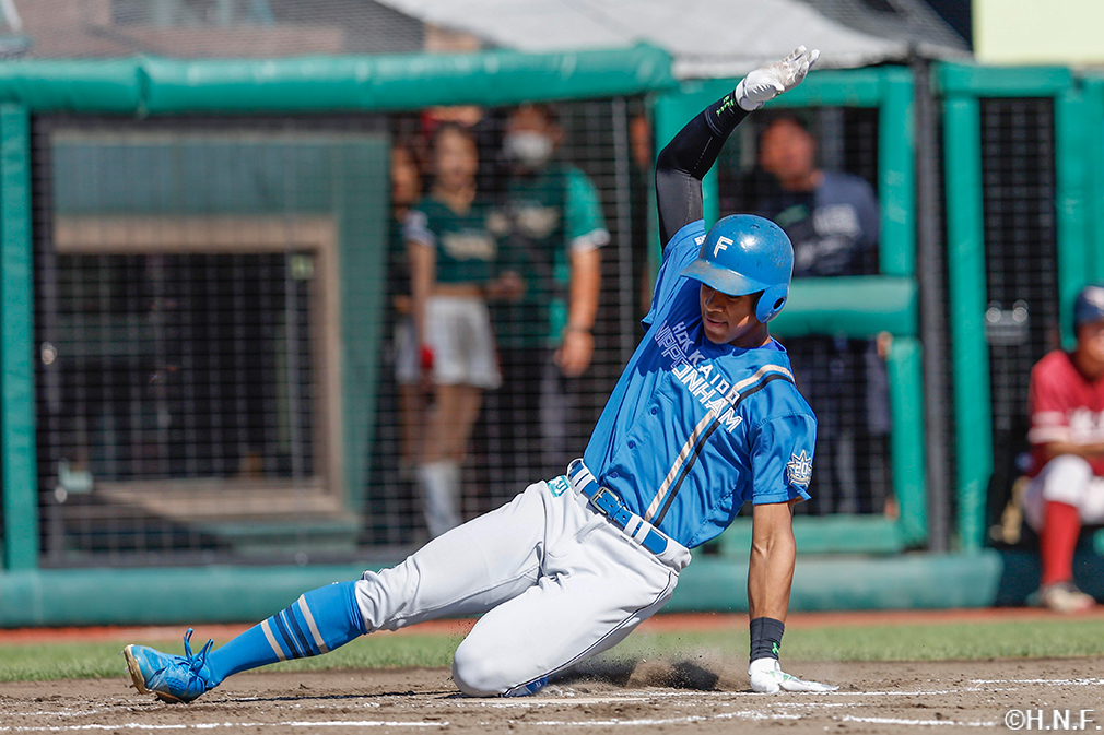 3回表、生還する万波選手