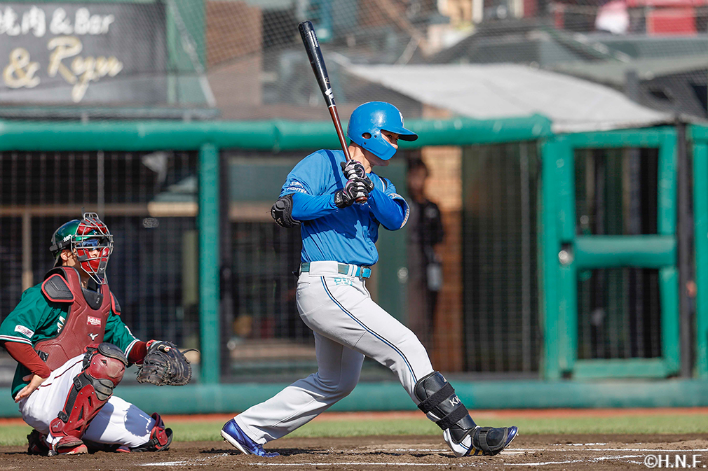 6回表、ライトへヒットを放つ清宮選手