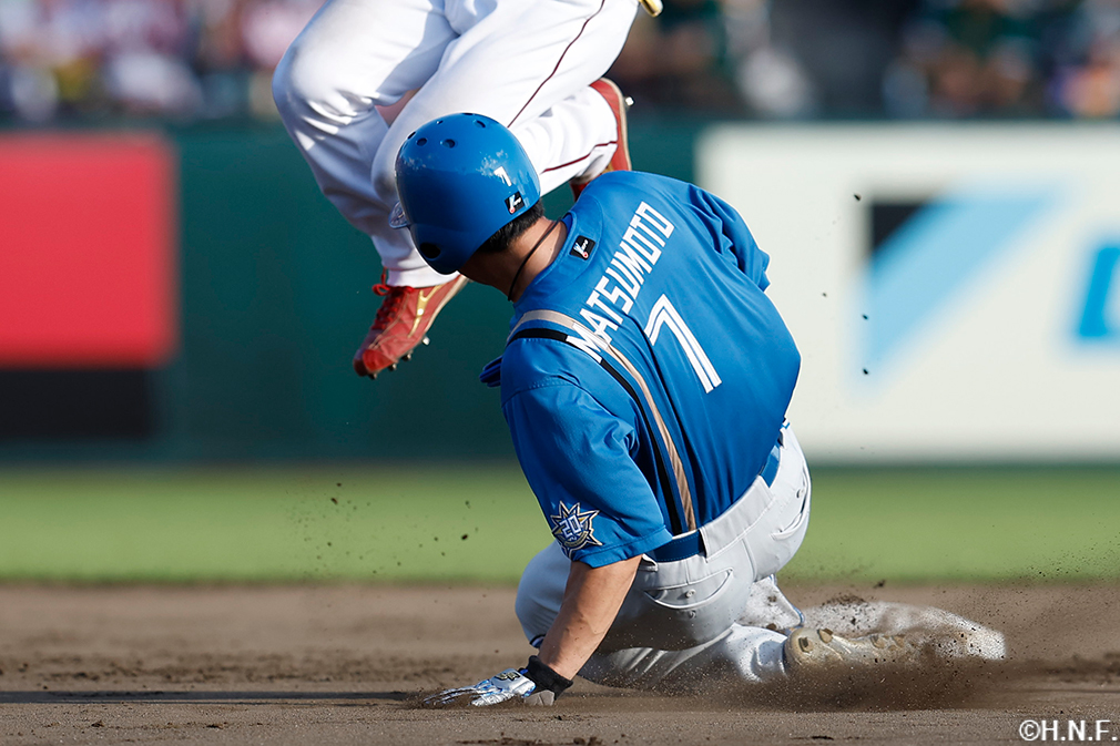 9回表、盗塁をきめる松本剛選手