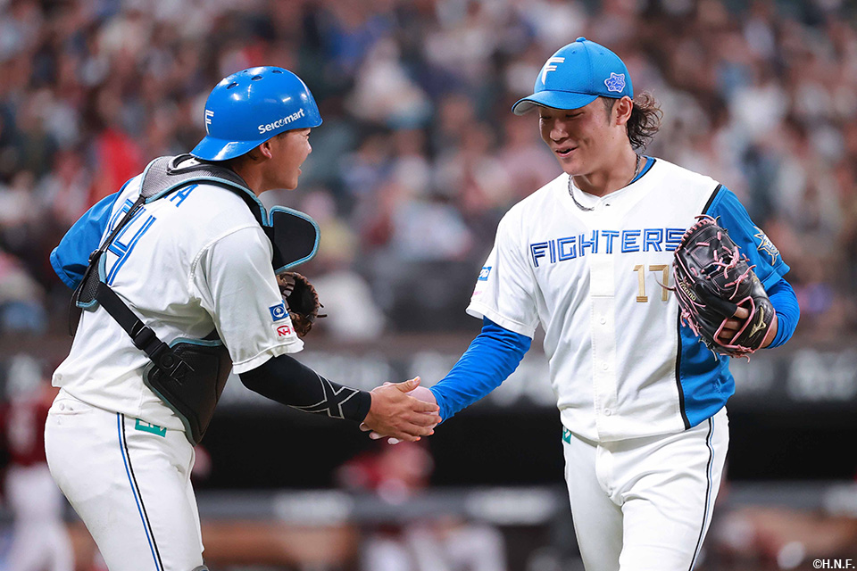 3回表のピンチを抑えた伊藤投手と田宮選手01