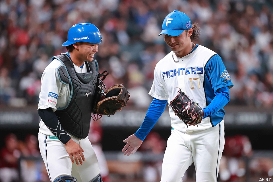 3回表のピンチを抑えた伊藤投手と田宮選手02