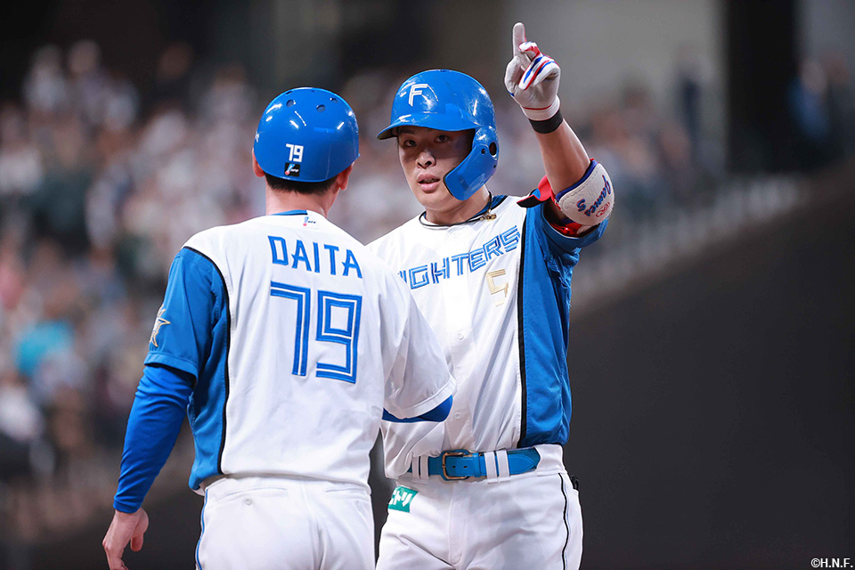 3回裏、センターへヒットを放った野村選手