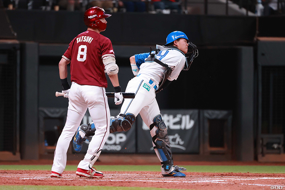 4回表、盗塁を阻止する田宮選手01