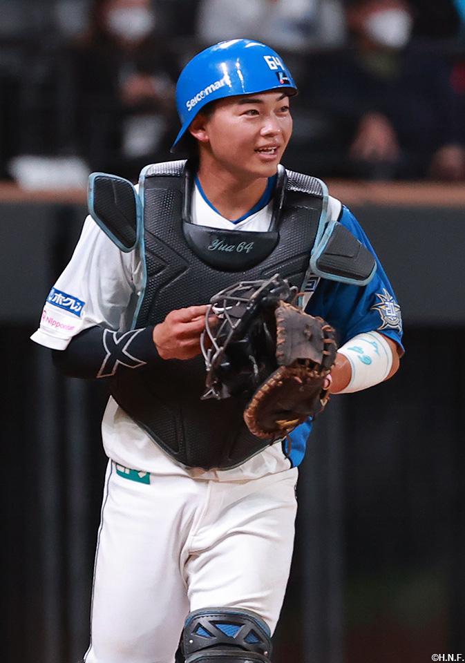 4回表、盗塁を阻止する田宮選手02