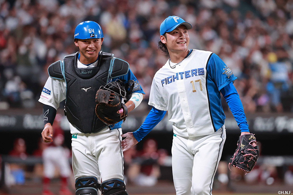 5回表のピンチを抑えた伊藤投手と田宮選手