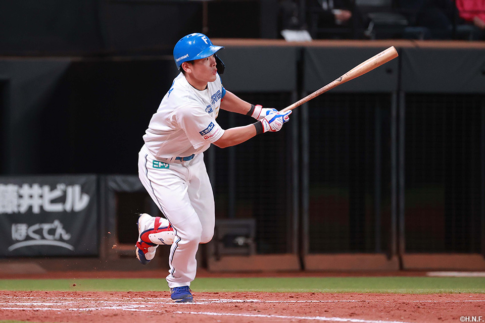 5回裏、二塁打を放つ野村選手01