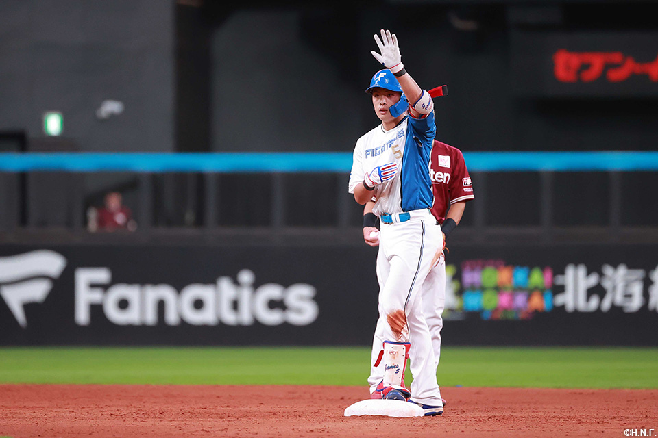 5回裏、二塁打を放つ野村選手02