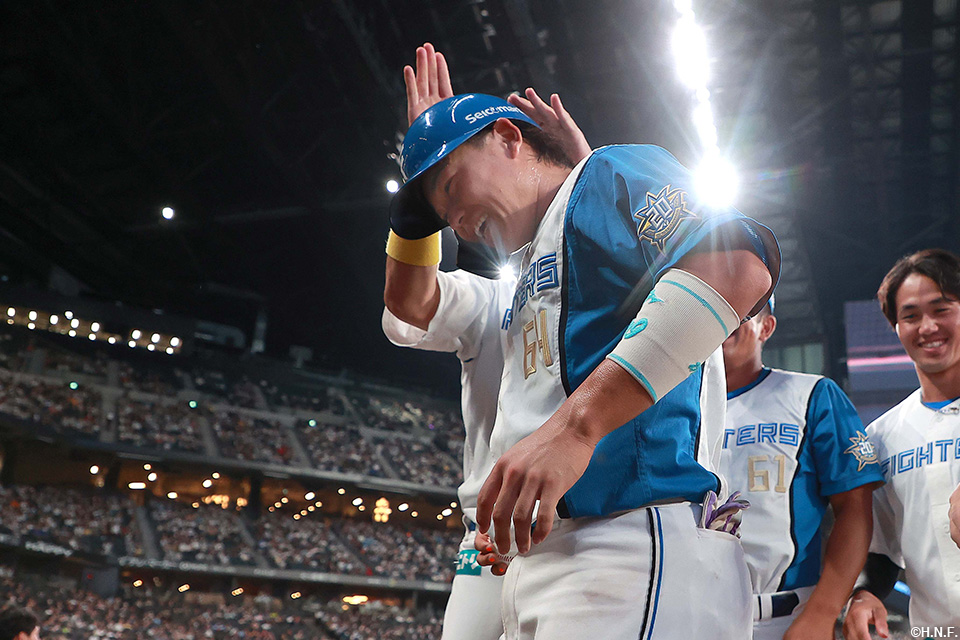 6回裏、プロ初本塁打を放つ田宮選手06