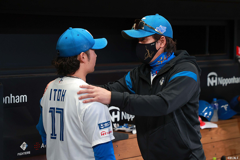 7回表を抑えた伊藤投手と新庄監督