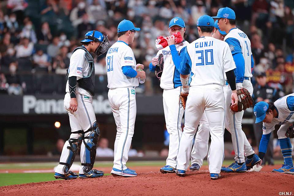 9回表、マウンドに集まる選手たち