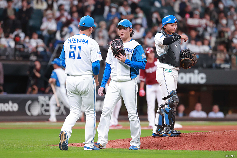 9回表、降板する伊藤投手