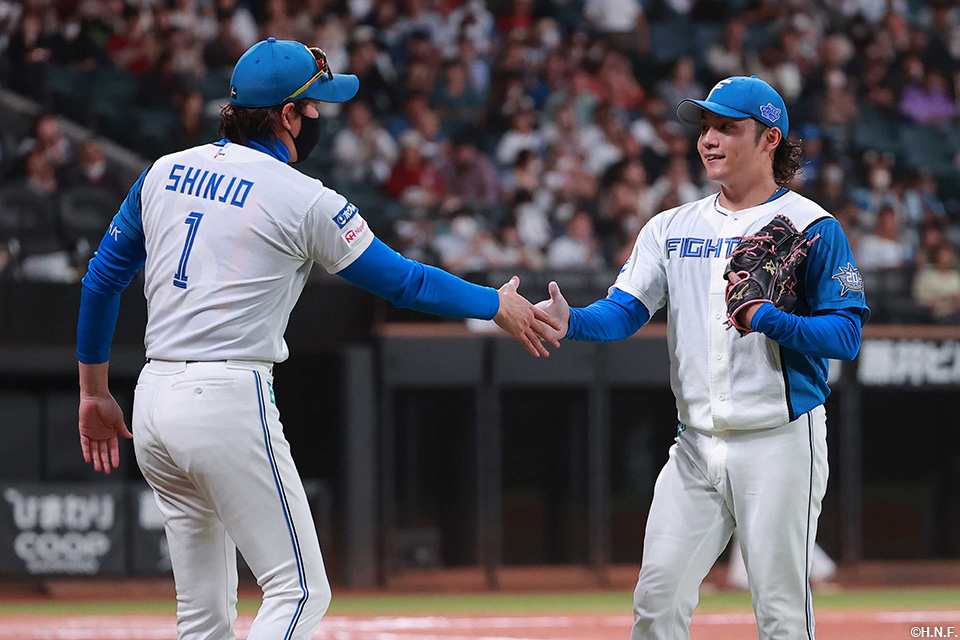 9回表、降板する伊藤投手を迎える新庄監督01