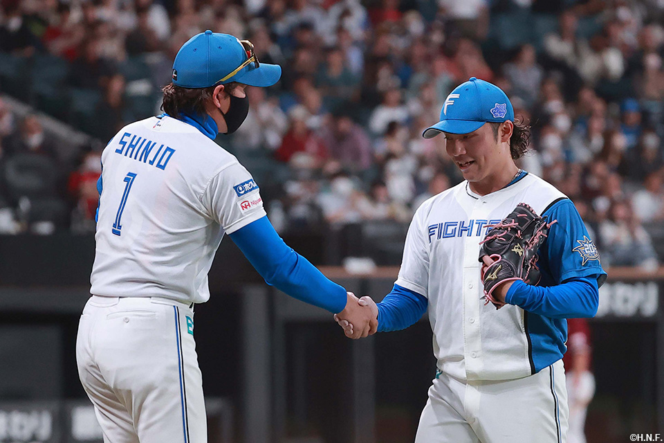 9回表、降板する伊藤投手を迎える新庄監督02