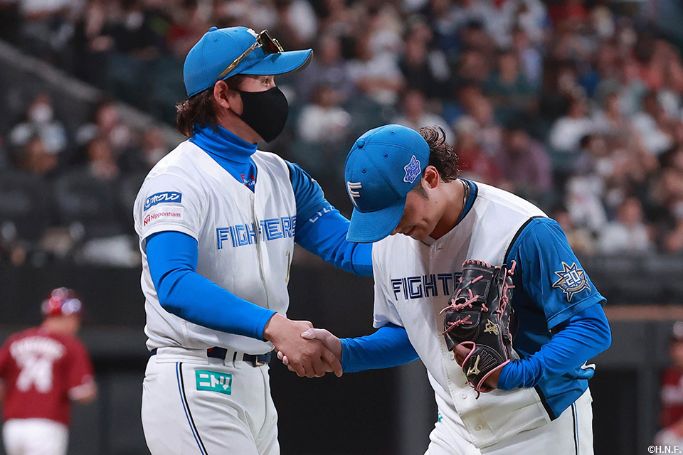 9回表、降板する伊藤投手を迎える新庄監督03