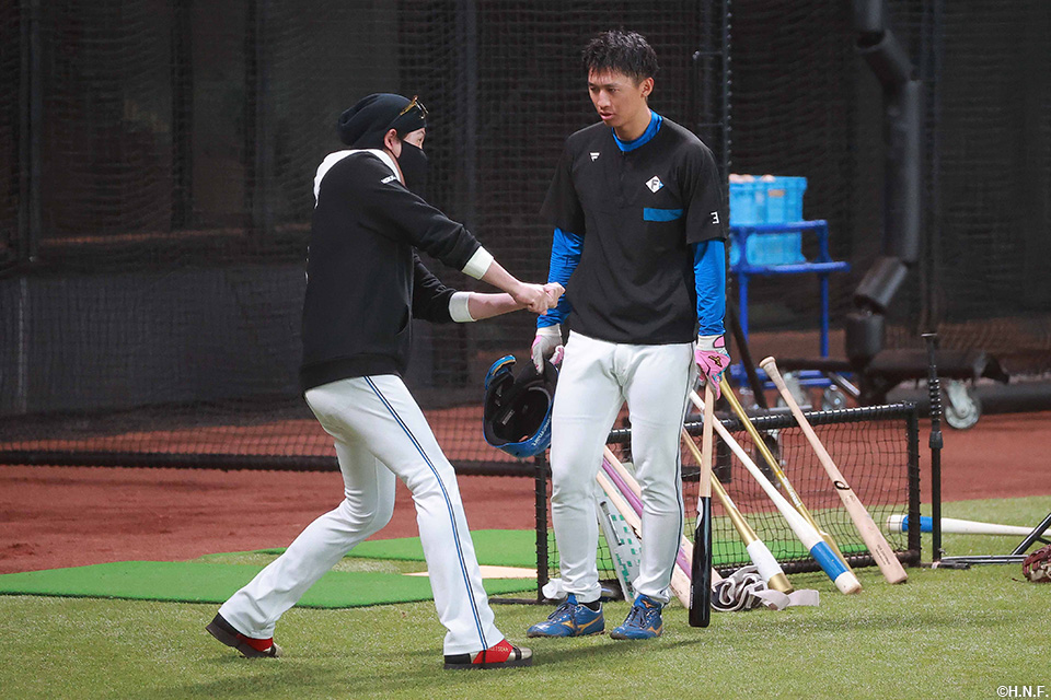 試合前の加藤豪選手と新庄監督