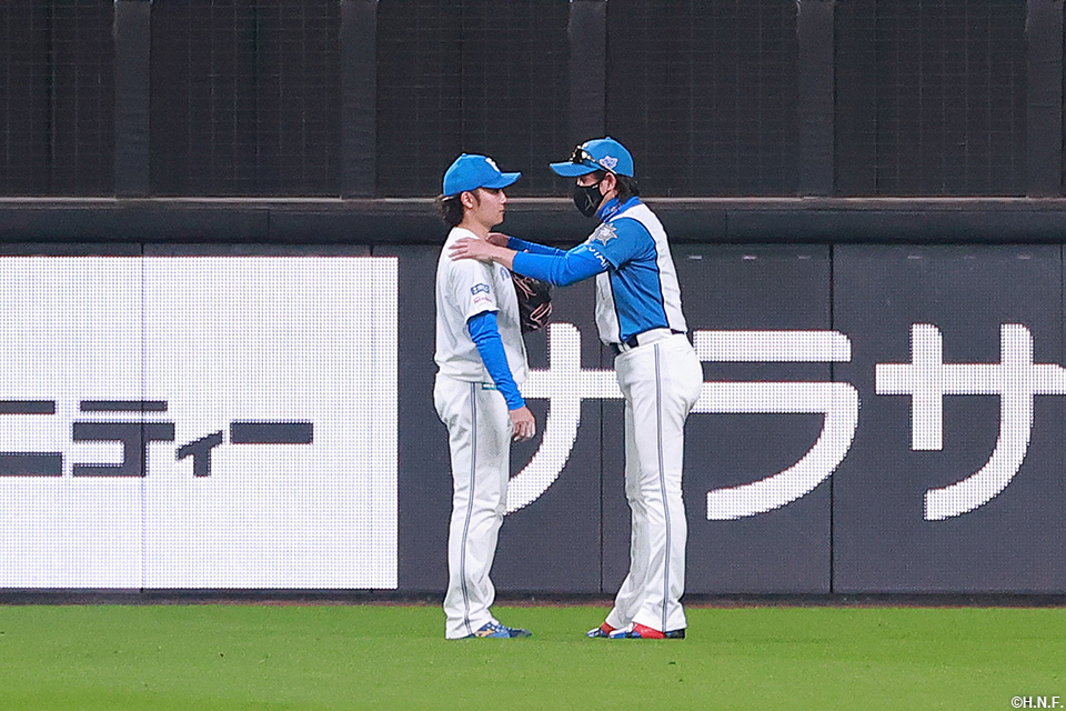 試合前の伊藤投手と新庄監督