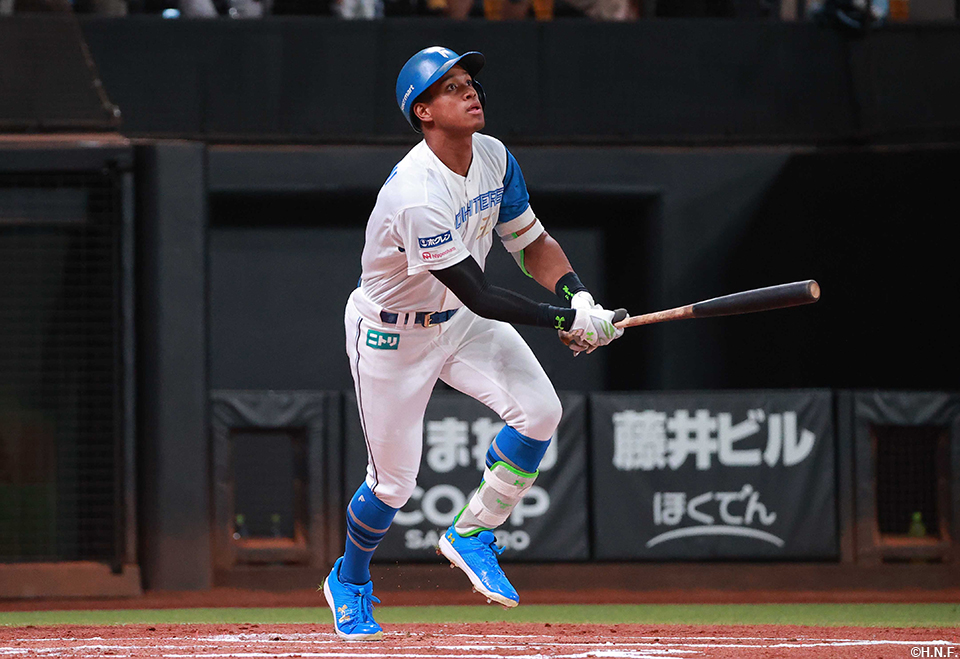 1回裏、先頭打者本塁打を放つ万波選手01