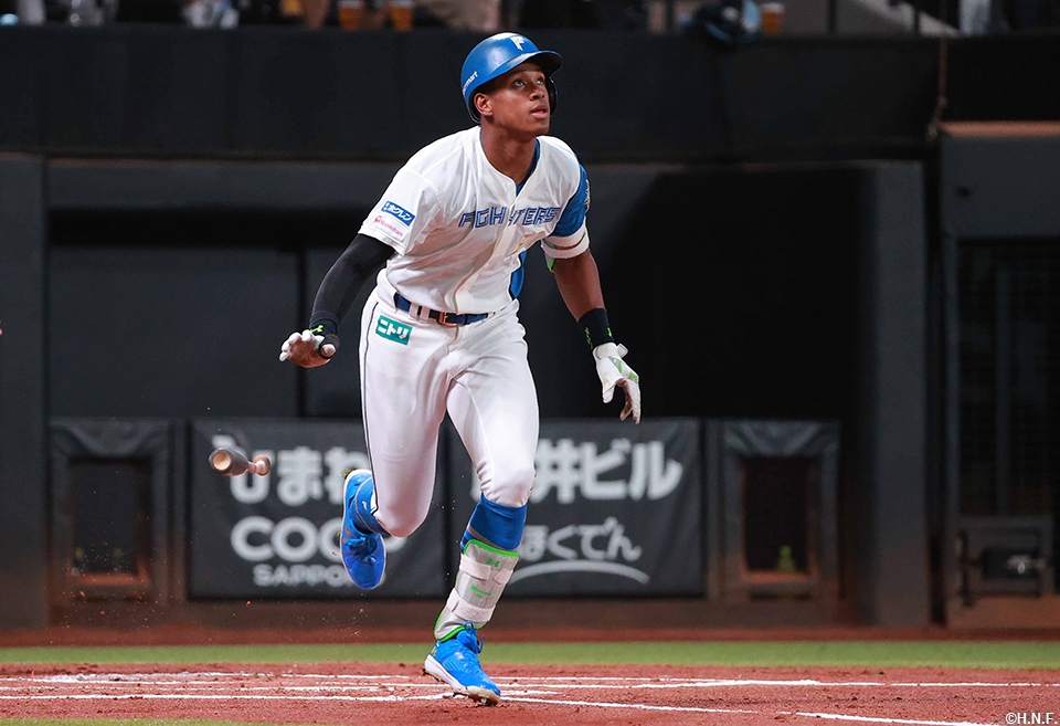 1回裏、先頭打者本塁打を放つ万波選手02