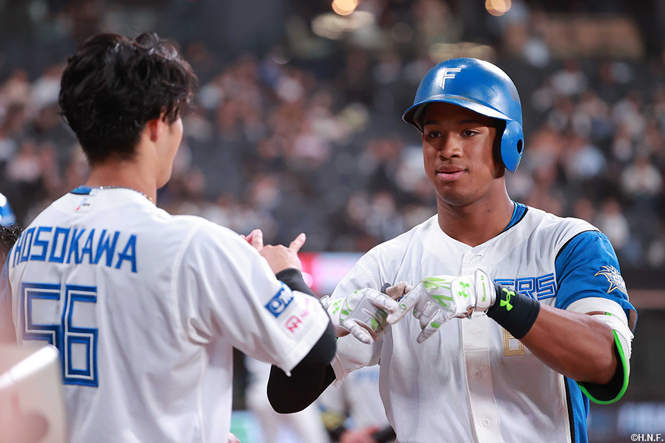 1回裏、先頭打者本塁打を放つ万波選手03