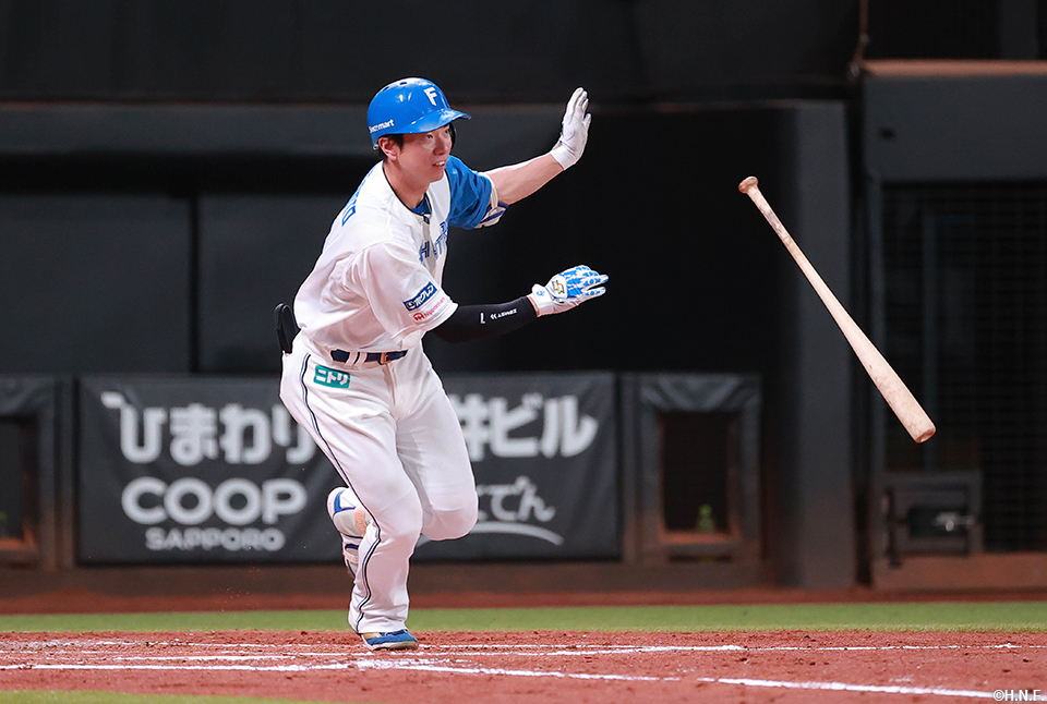 2回裏、ライトへヒットを放つ松本剛選手