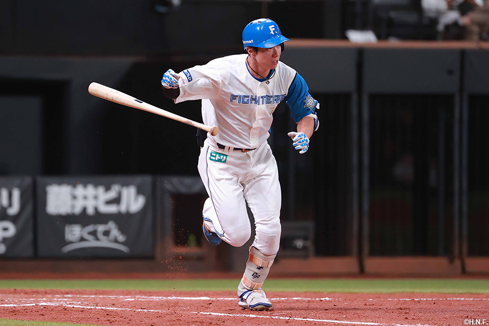 4回裏、ライトへ適時打を放つ松本剛選手