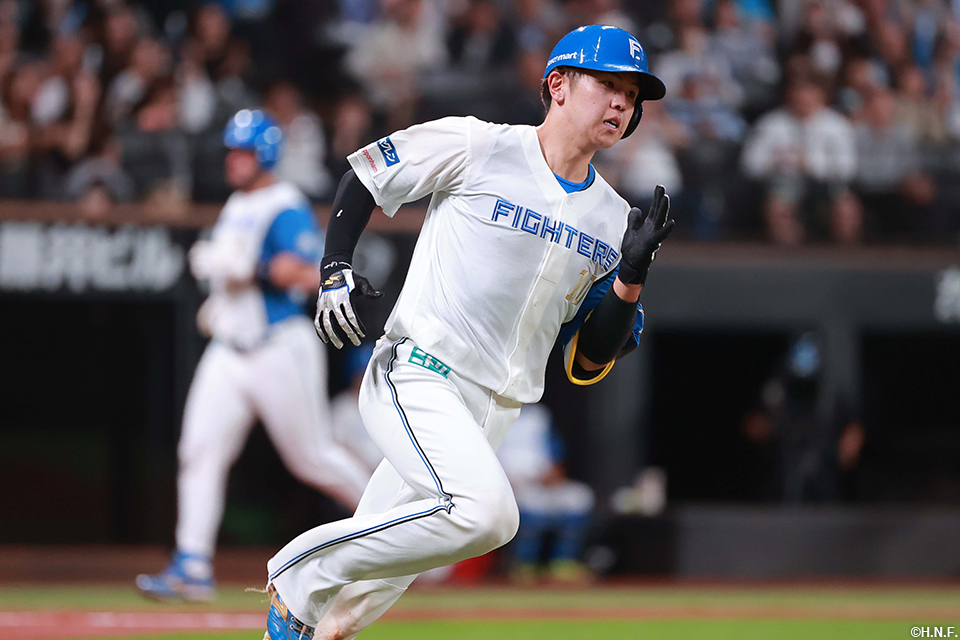 4回裏、ライトへ適時打を放つ清水選手