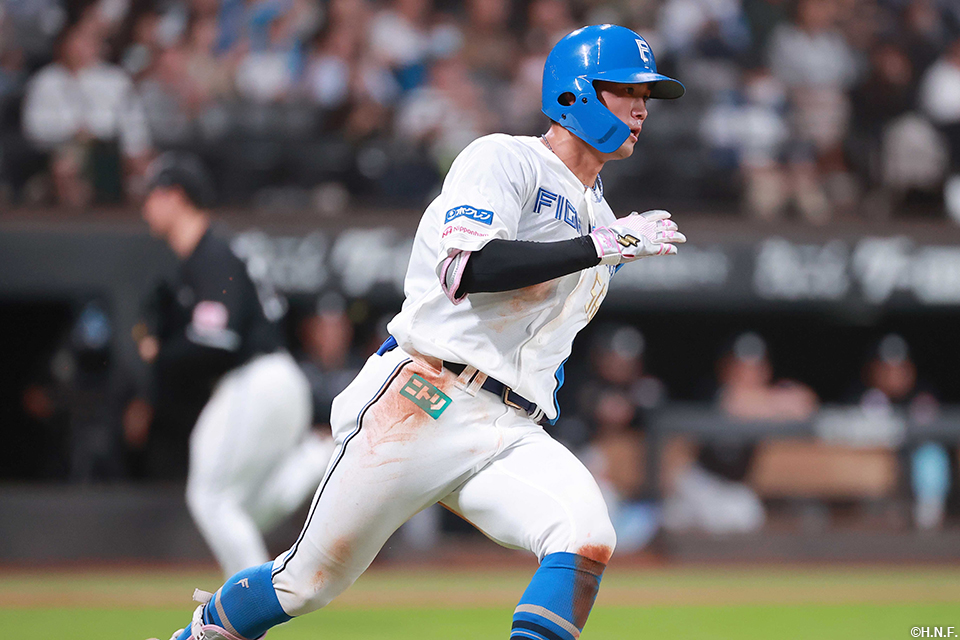 4回裏、ライトへヒットを放つ細川選手