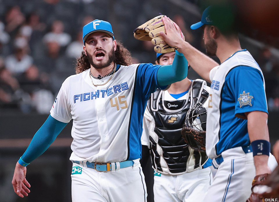 4回表、三者凡退に抑えたポンセ投手