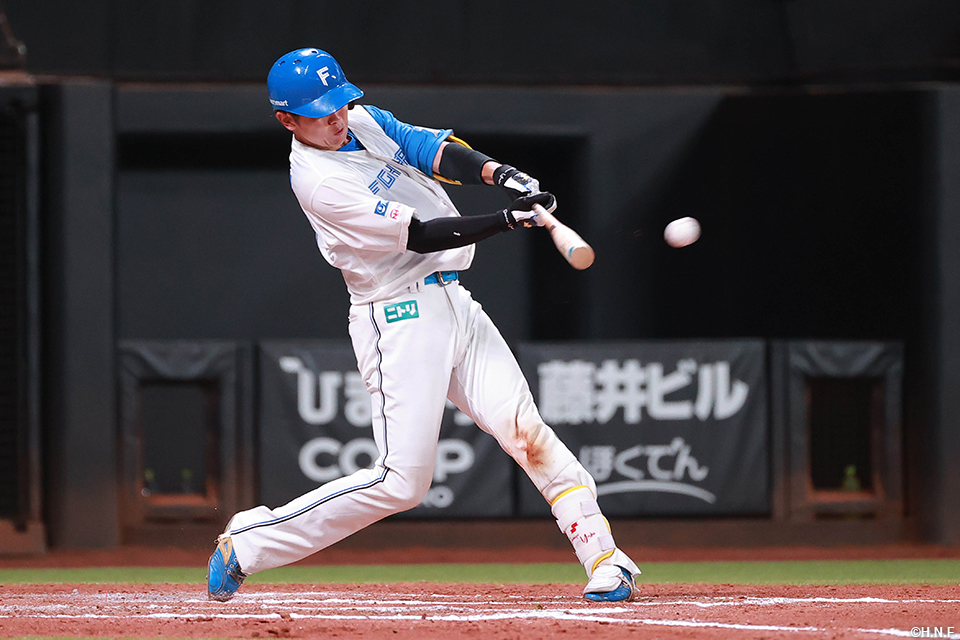 6回裏、レフトへ適時二塁打を放つ清水選手