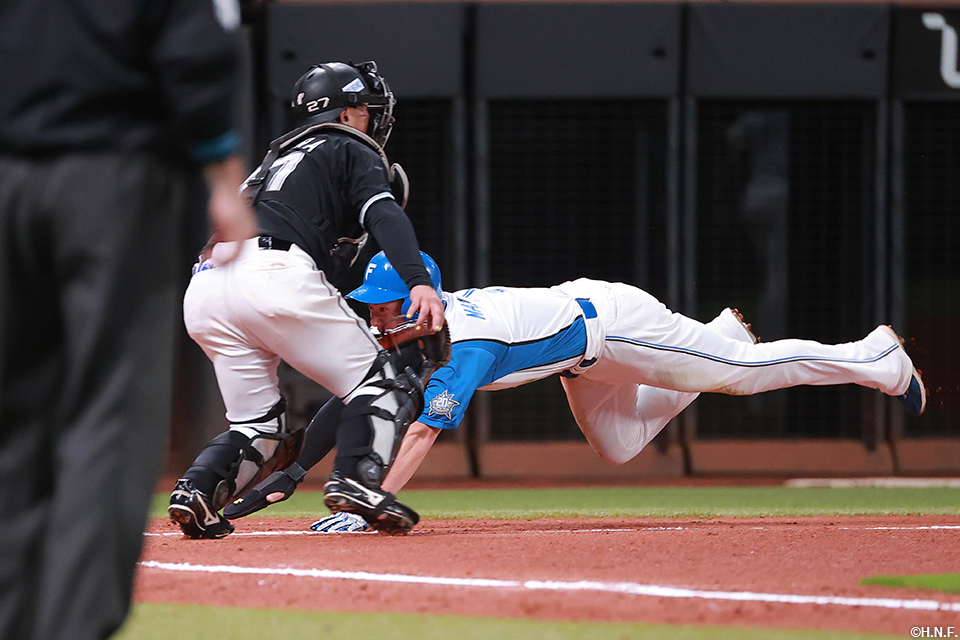 6回裏、生還する松本剛選手