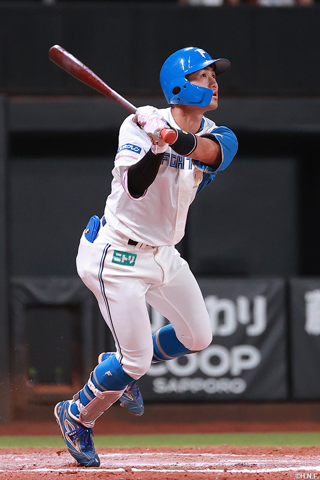 6回裏、ライトへ2ランを放つ細川選手01