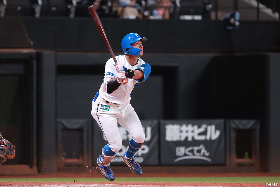 6回裏、ライトへ2ランを放つ細川選手02