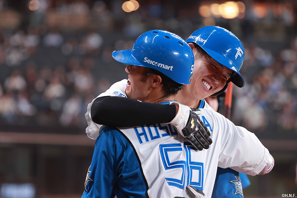 6回裏、2ランを放った細川選手と生還した清水選手