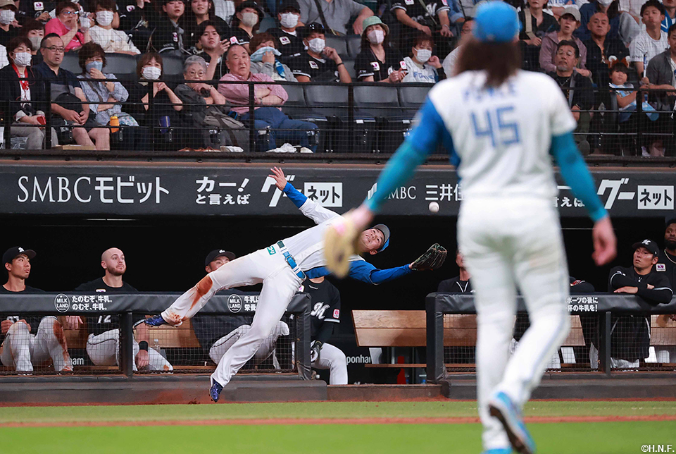 7回表、好守をみせる清宮選手