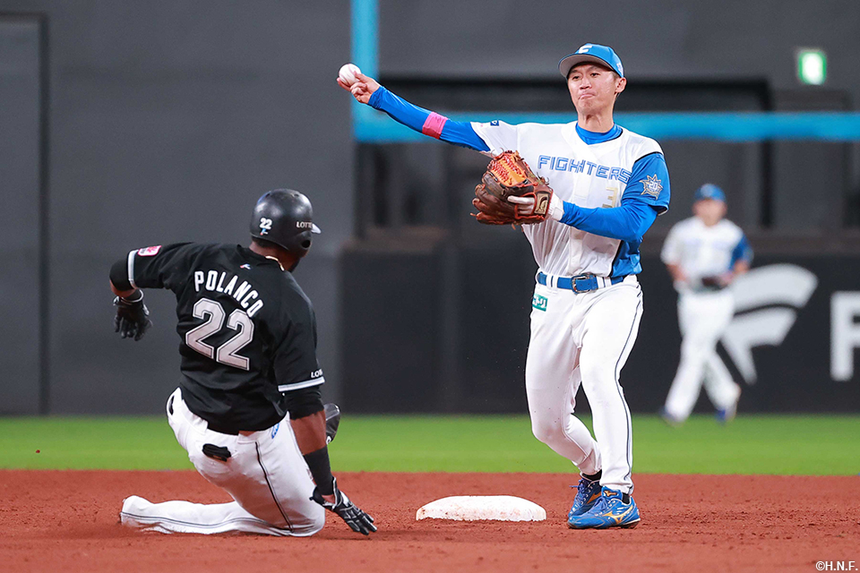 9回表、併殺を完成させる加藤豪選手