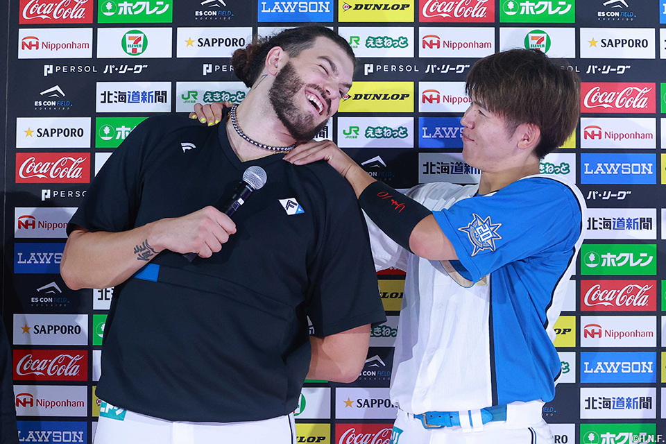 ヒーローのポンセ投手と清水選手